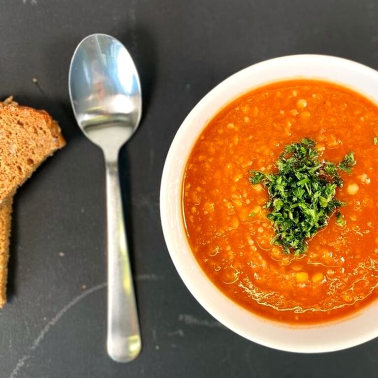 Rote Linsensuppe mit Brot von Suppenkult