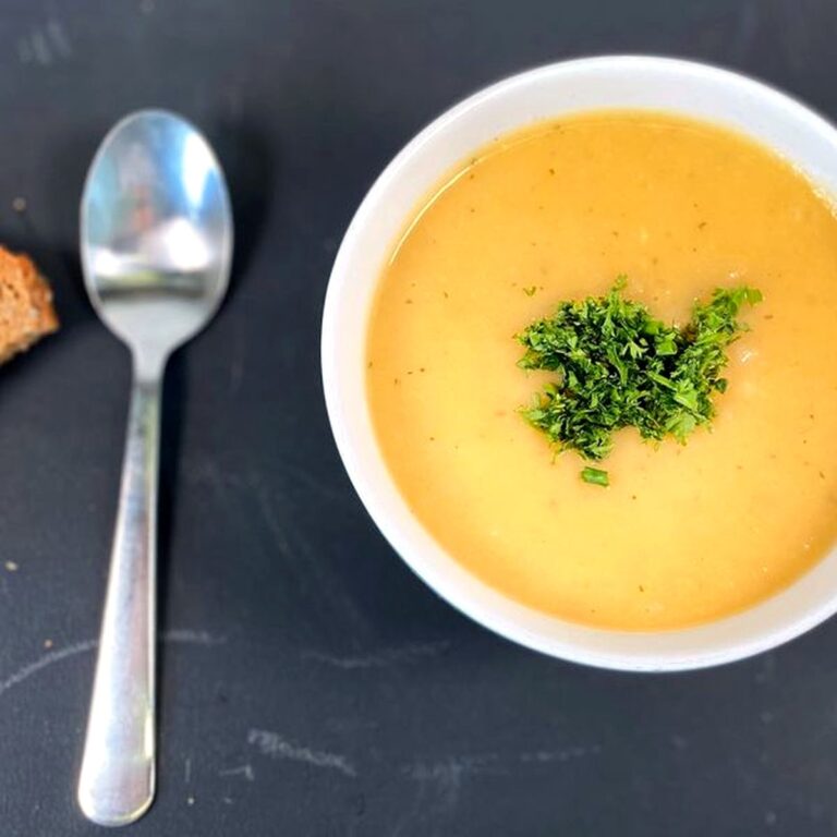 Cremige Suppe mit frischen Kräutern von Suppenkult